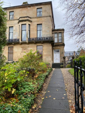 West End Large Two Bedroom flat G12 private parking